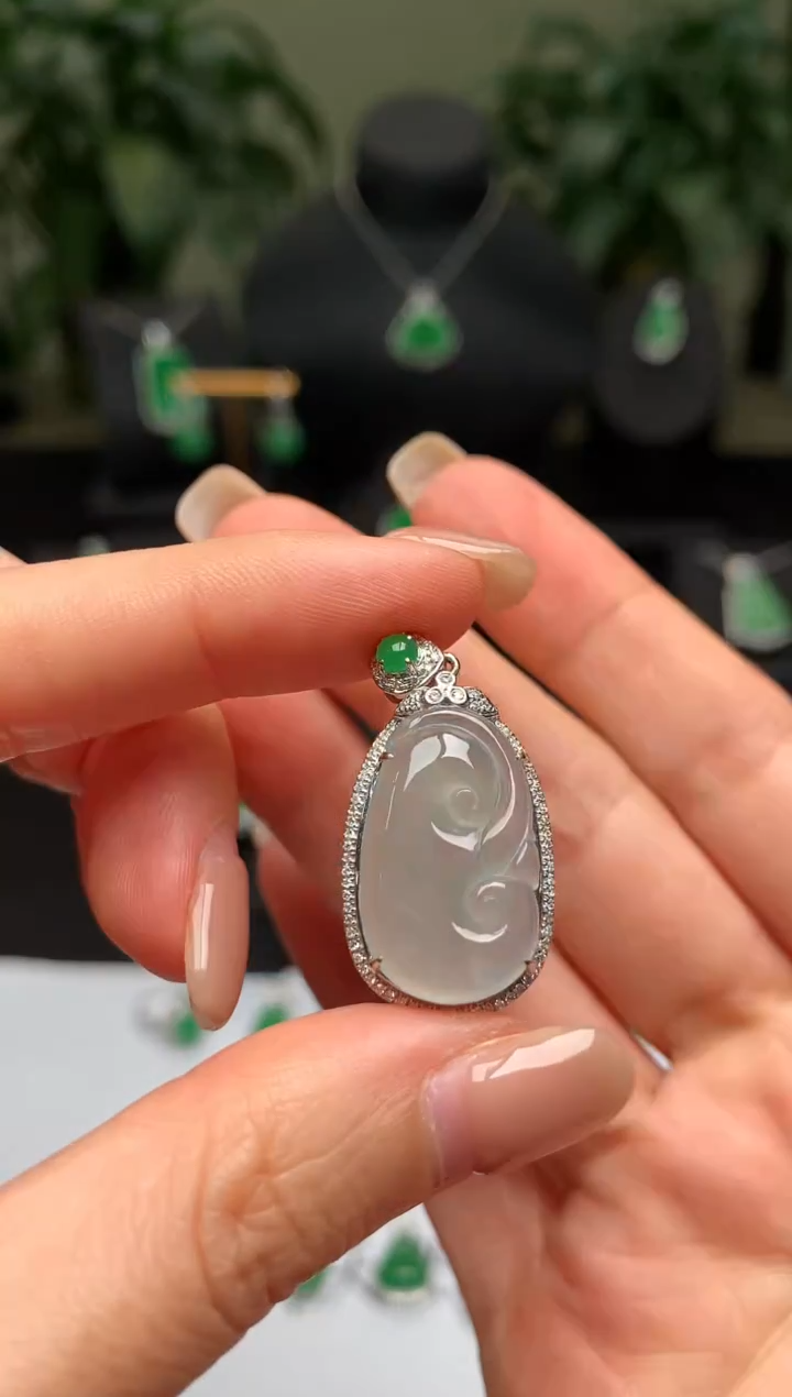 颈饰18K金镶嵌翡翠如意