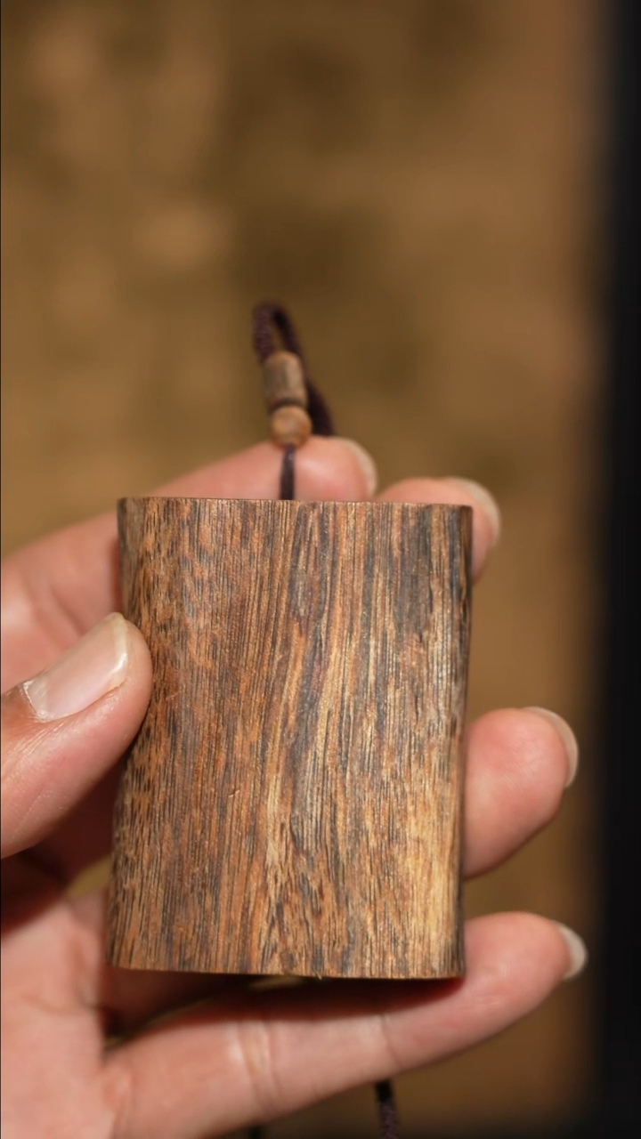 沉香吊坠海南绿奇楠无事牌23克