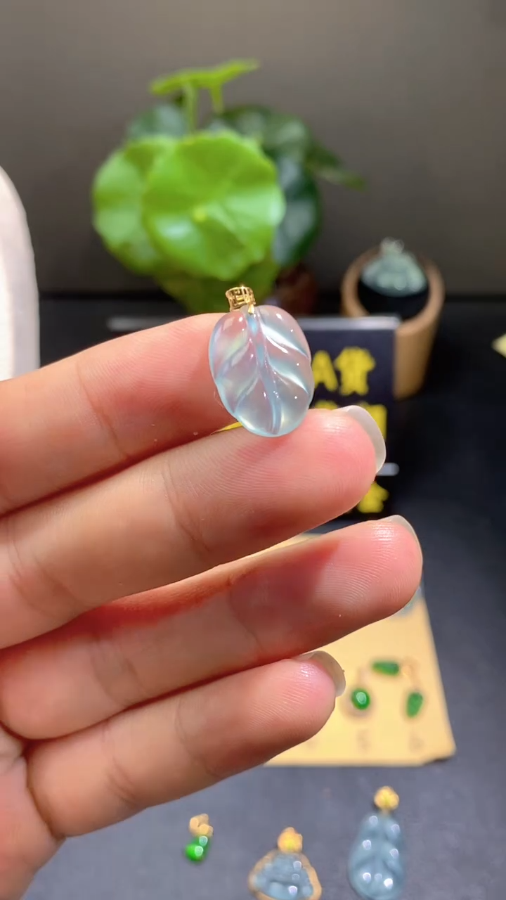 颈饰18K金镶嵌翡翠翡翠A货