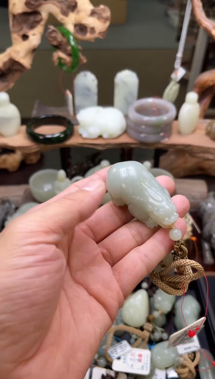 【闪购商品】和田玉手把未镶嵌且末青白 貔貅9008095