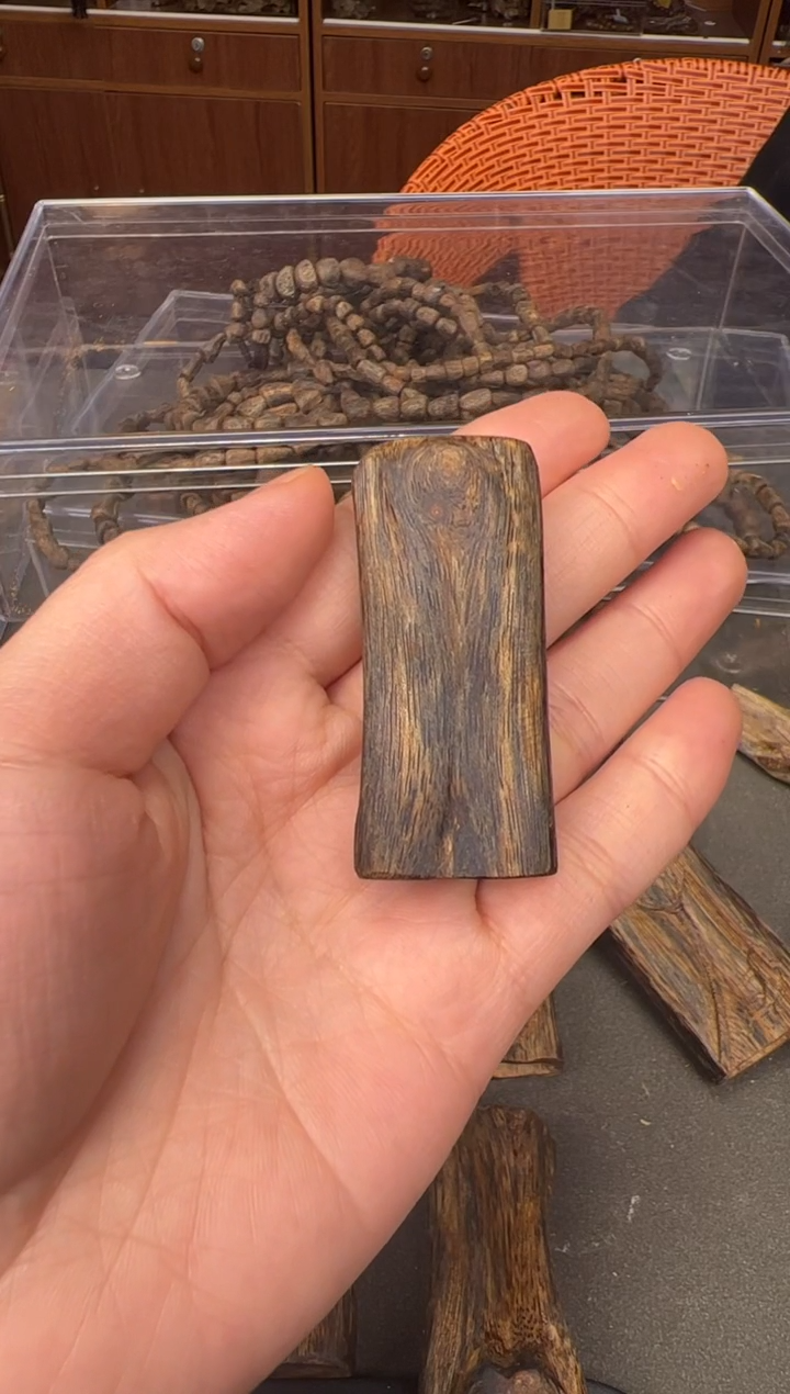 【闪购商品】沉香吊坠奇楠虫漏牌子