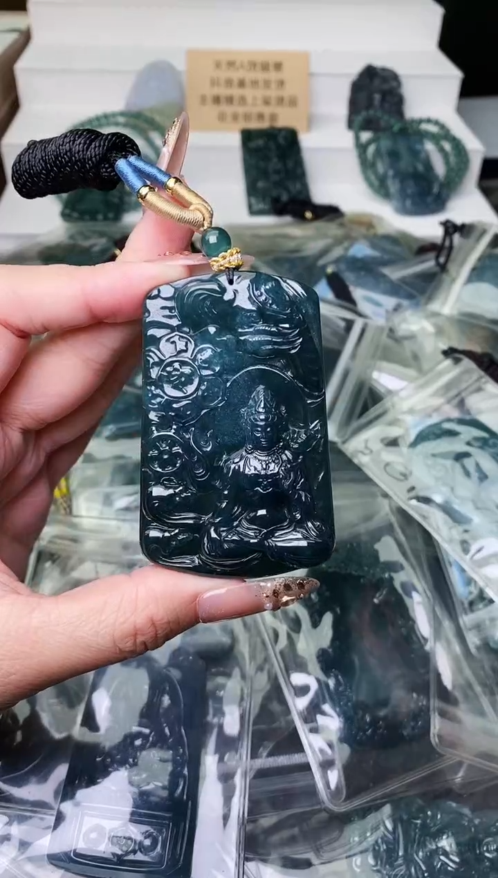 颈饰未镶嵌翡翠 