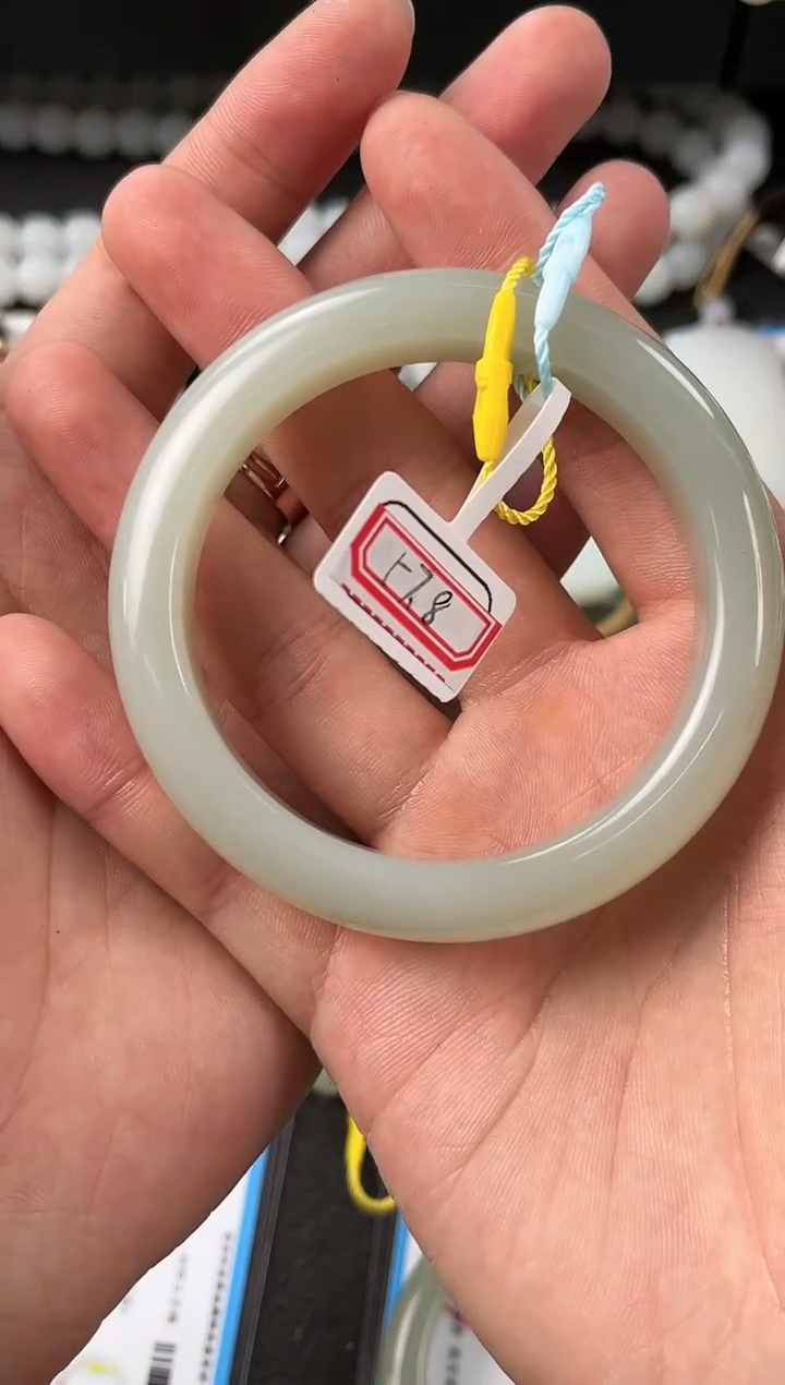 【闪购商品】和田玉手镯未镶嵌且末青白手镯卡57.8微色差