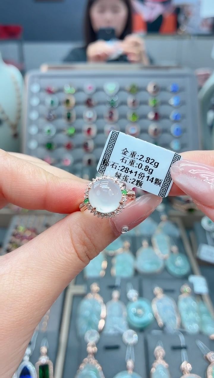 18K金镶嵌戒指翡翠0.8  