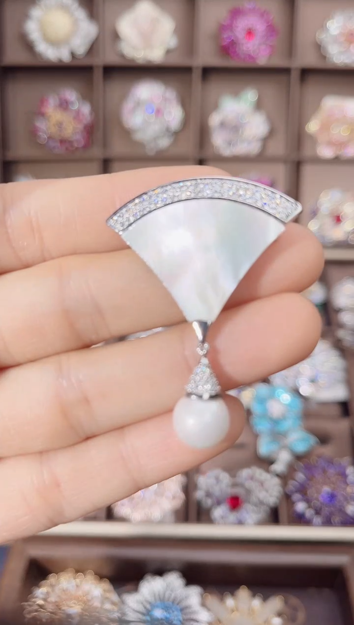 锆石铜合金白贝扇子胸针