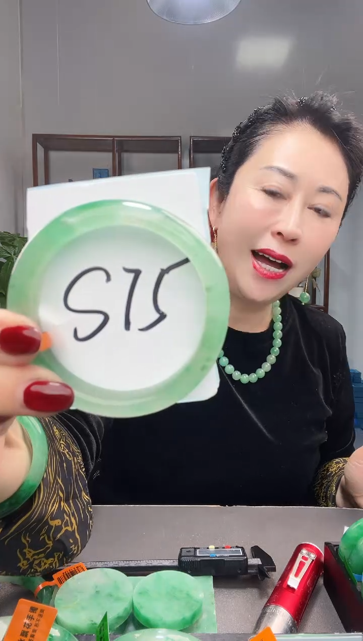 【闪购商品】石英质玉手镯未镶嵌非洲翠