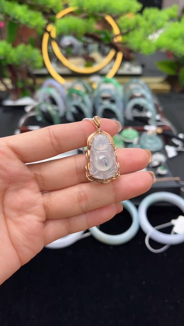 颈饰18K金镶嵌翡翠吊坠