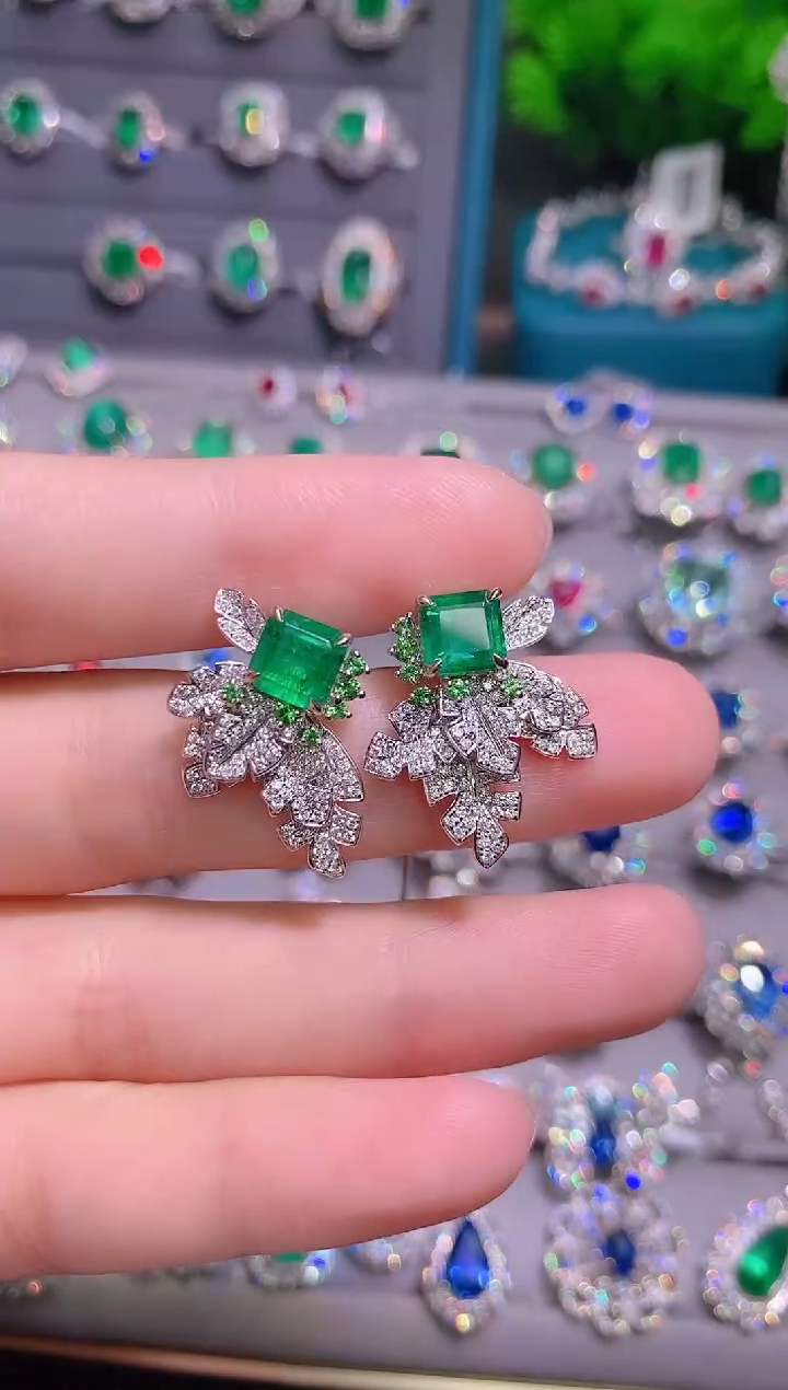 18K金耳钉18K金镶嵌祖母绿.