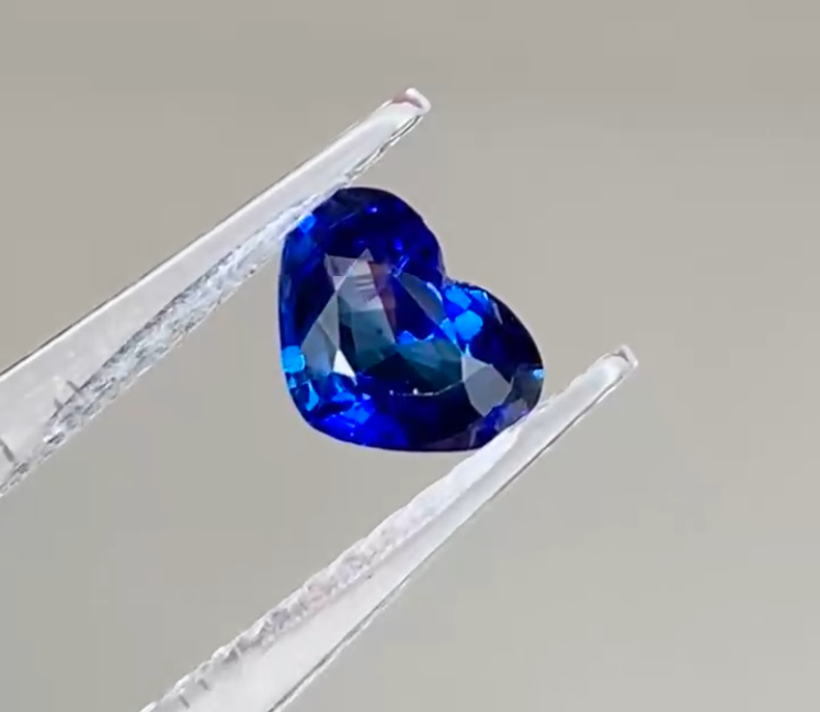 天然斯里兰卡蓝宝石1.08克拉 尺寸5.4*7.4*3.5mm 颜色饱和度高