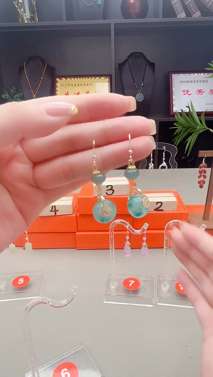 未镶嵌石英质玉（天山翠）耳钉307