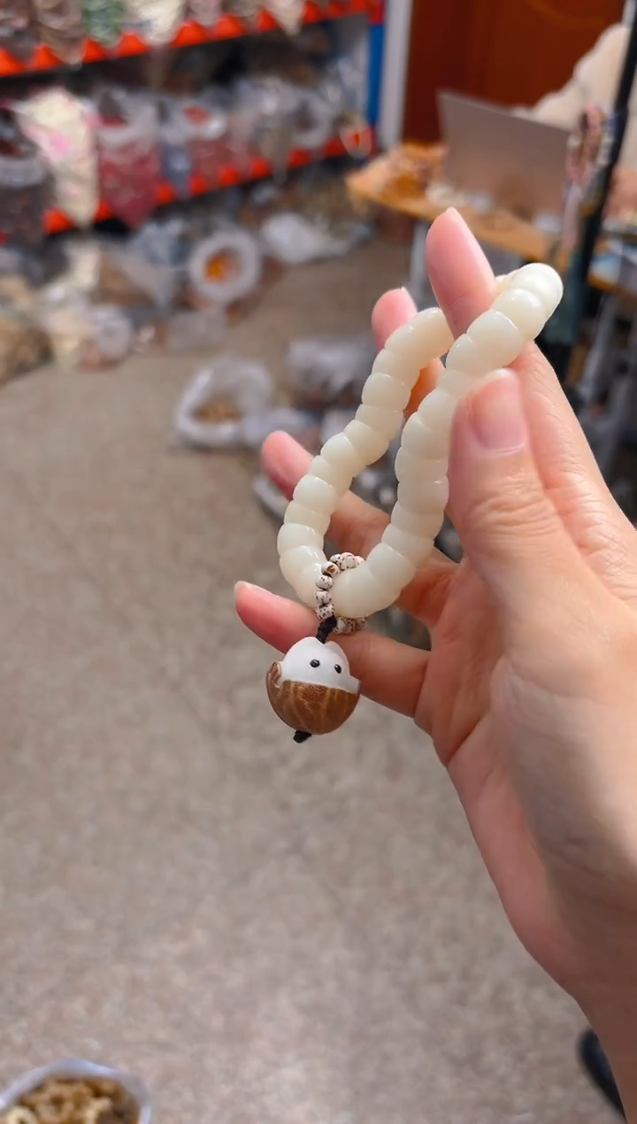 吊坠菩提根/象牙果白色大肠 小精灵