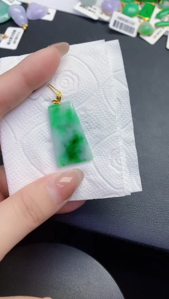 颈饰18K金镶嵌翡翠缅甸天然翡翠A货
