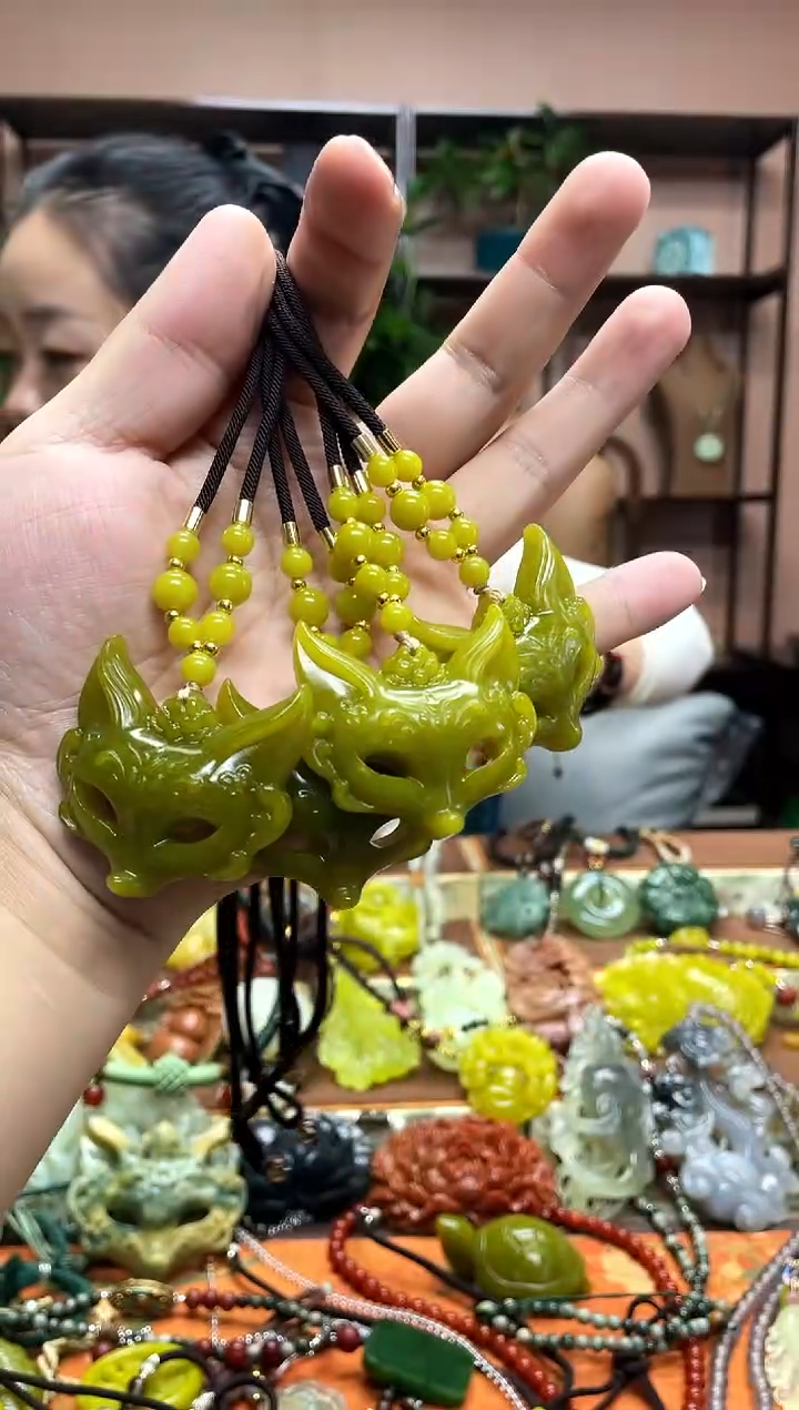 未镶嵌岫玉吊坠多样性发货发其中之一