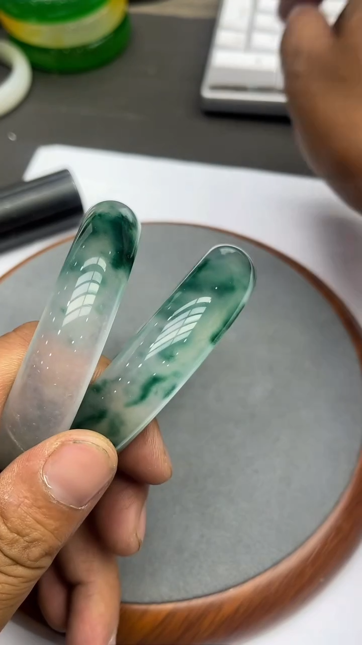 655百搭款绿飘花宽手镯（54-64）