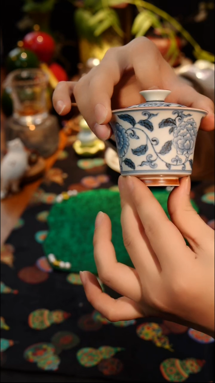 茶器青花缠枝莲盖碗一个