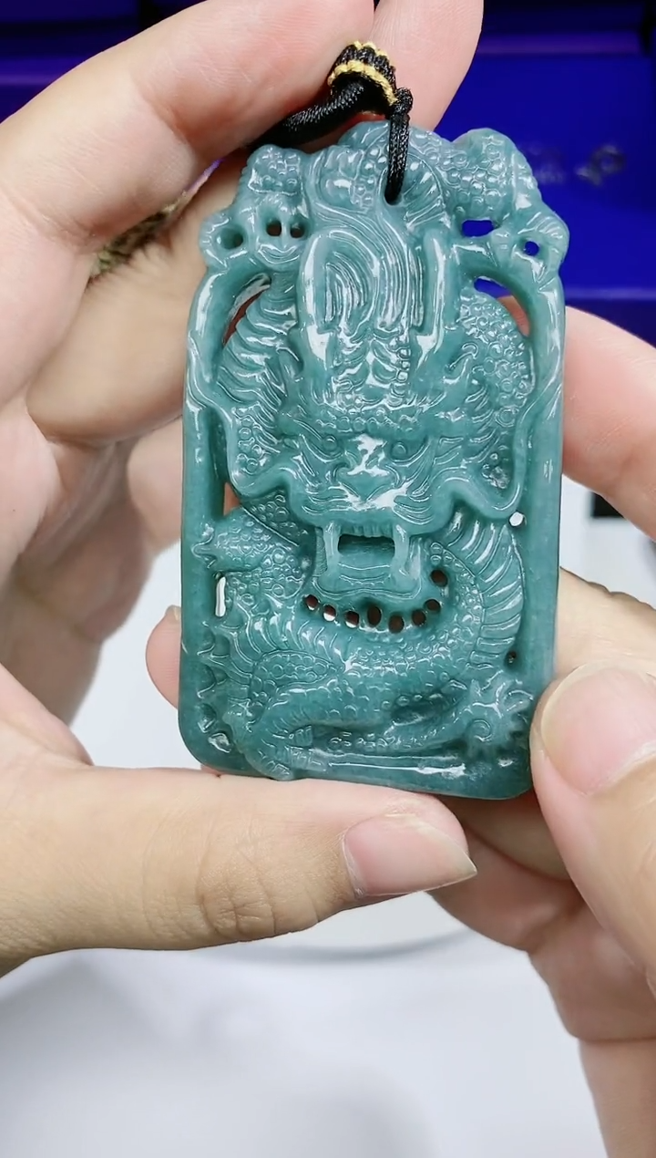 翡翠未镶嵌颈饰           