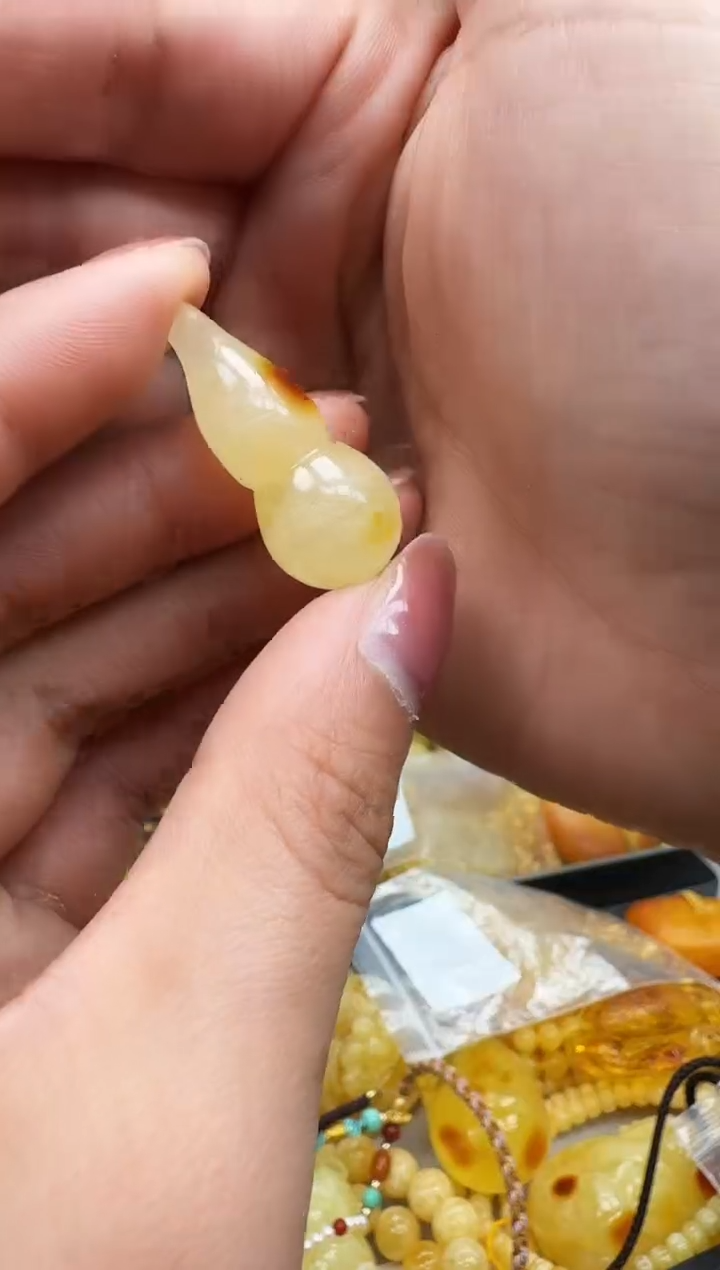 【闪购商品】琥珀裸石未镶嵌葫芦