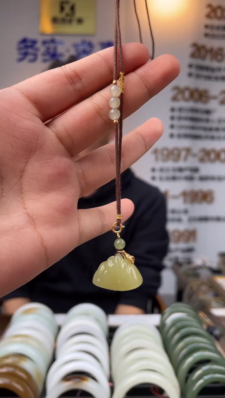 颈饰未镶嵌和田玉黄玉靠山吊坠多样性发一
