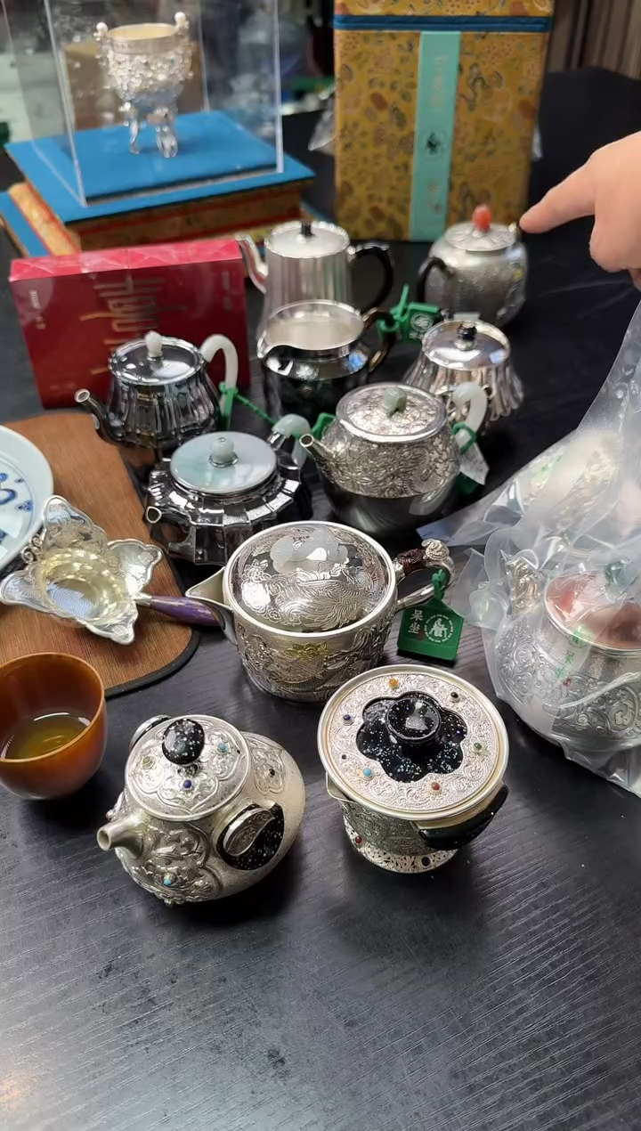 *天*锅玄紫浮雕錾刻庄严宝莲灯提梁壶