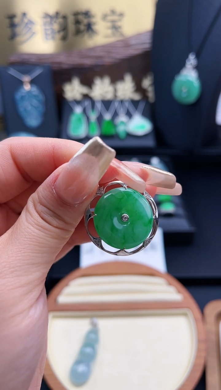 【闪购商品】翡翠颈饰18K金镶嵌吊坠