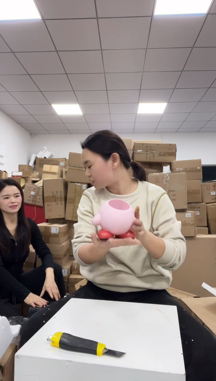 树脂粉胖子小笔筒