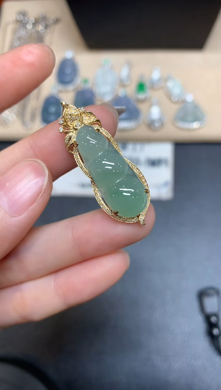 【闪购商品】翡翠吊坠(不含链)18K金镶嵌福豆【无服务费