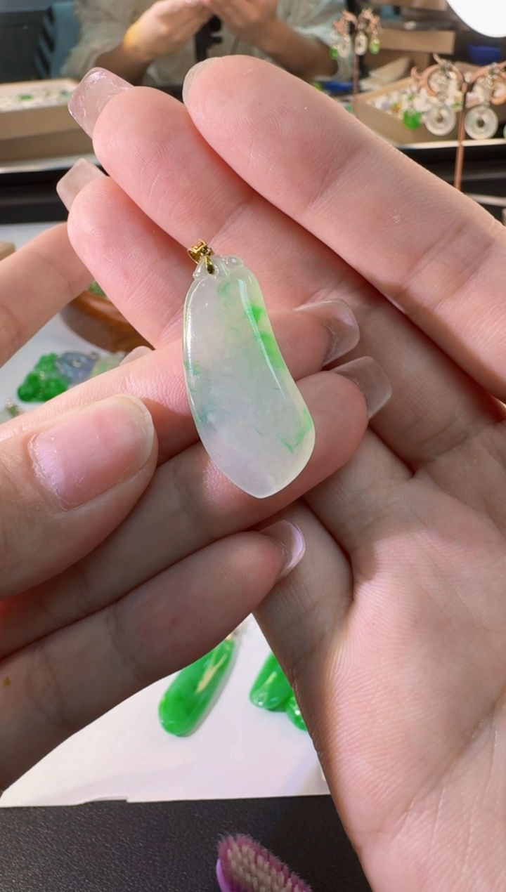 【闪购商品】翡翠18K金镶嵌颈饰缅甸翡翠A货吊坠