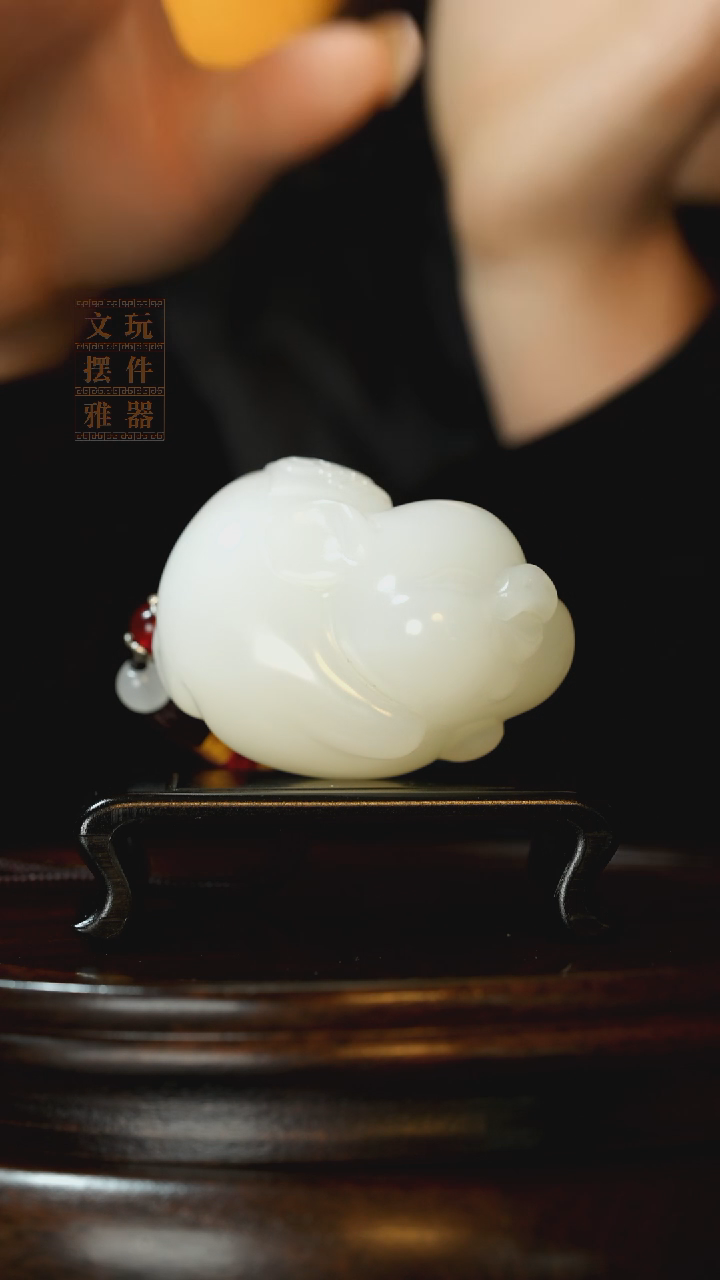 玉《纳福飞猪》手把件摆件