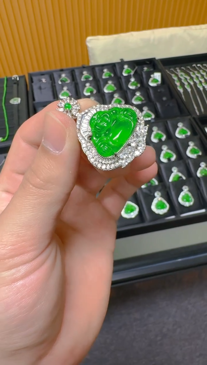 【闪购商品】翡翠吊坠(赠链)未镶嵌天然a货翡翠