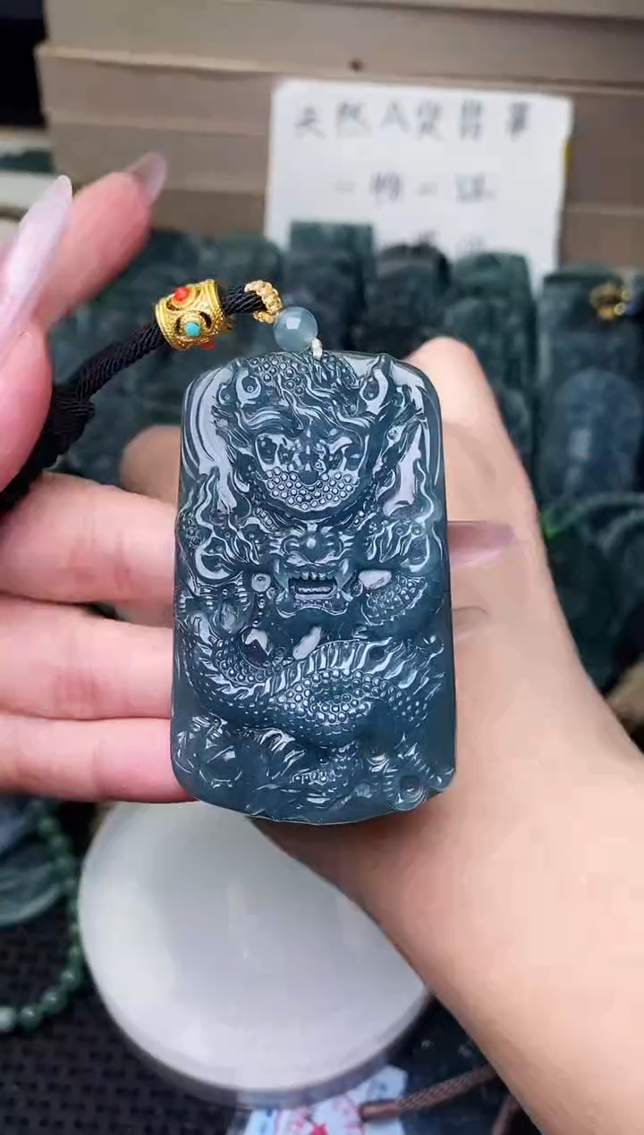 颈饰未镶嵌翡翠 
