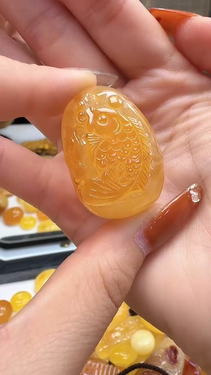 裸石琥珀未镶嵌如图