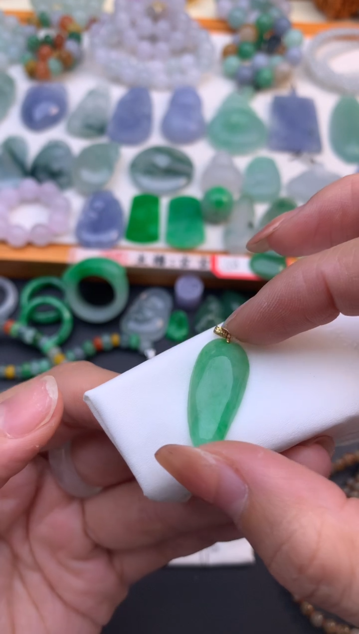 翡翠18K金镶嵌颈饰翡翠