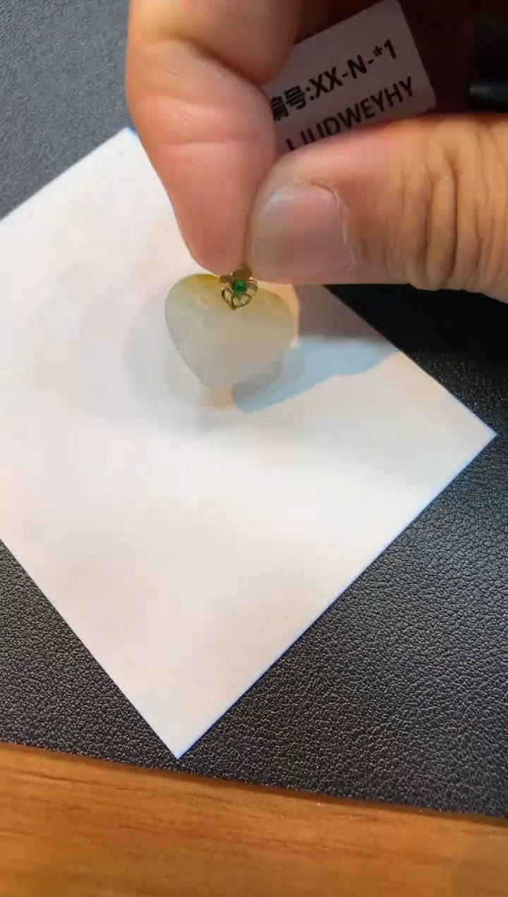 翡翠18K金镶嵌颈饰爱心