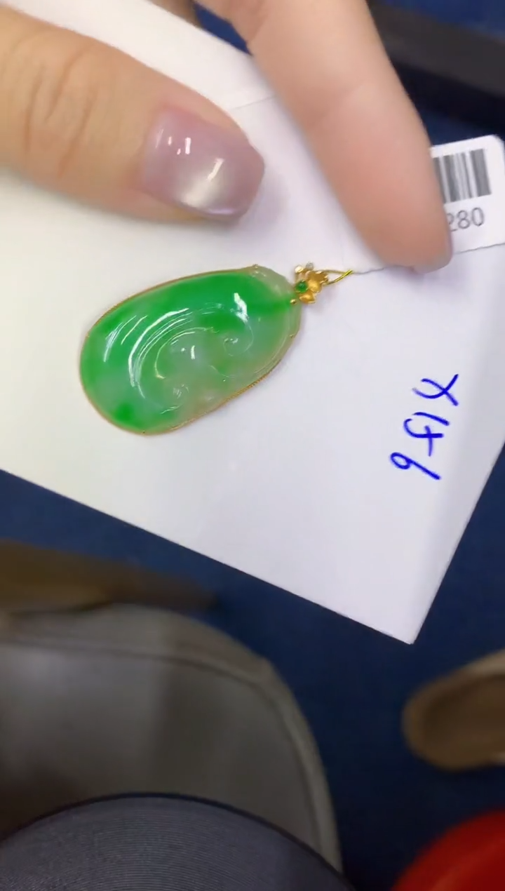 颈饰18K金镶嵌翡翠缅甸天然翡翠A货