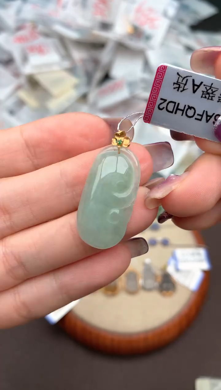 18K金镶嵌挂件翡翠一