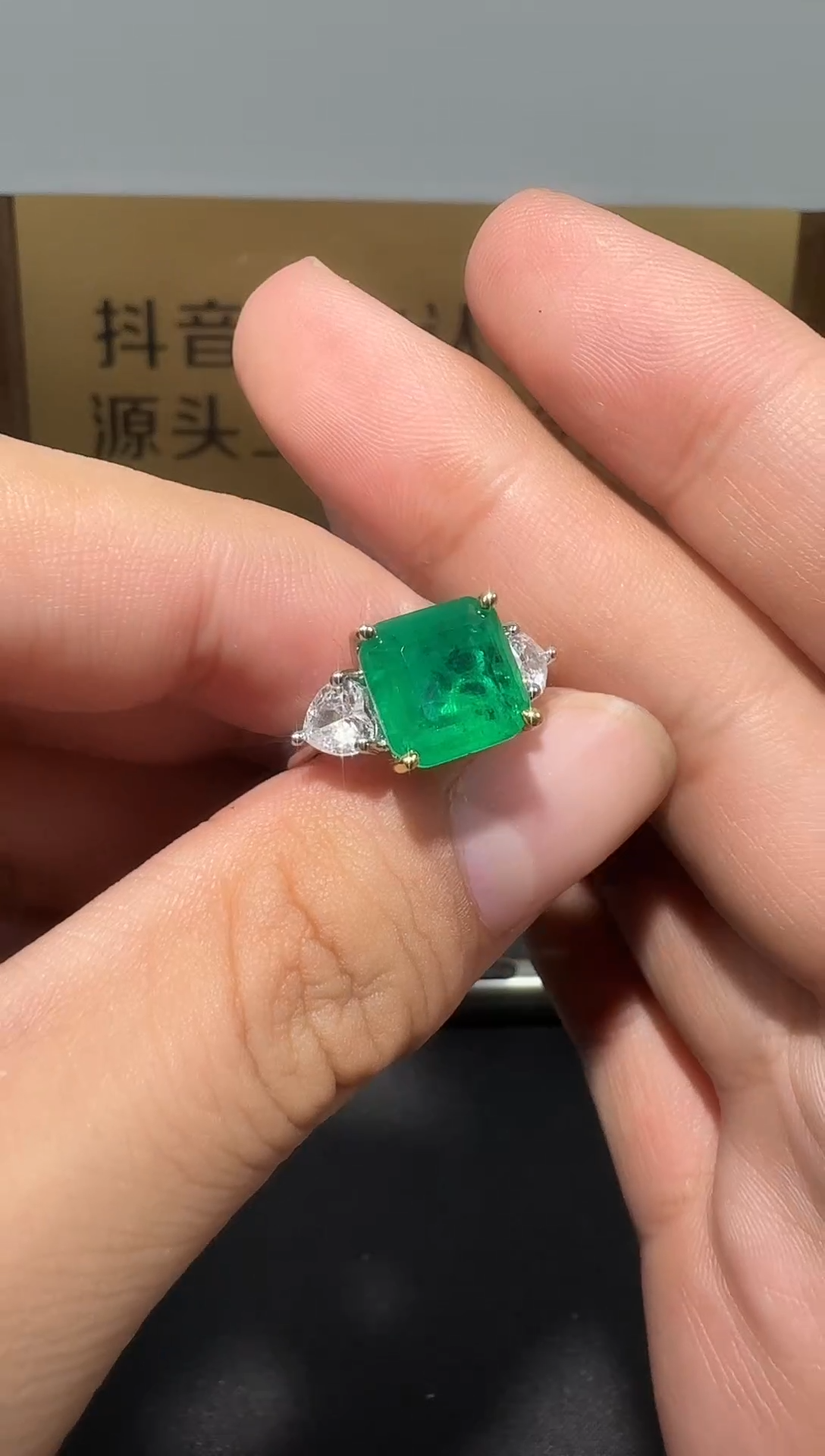 18K金镶嵌戒指祖母绿059