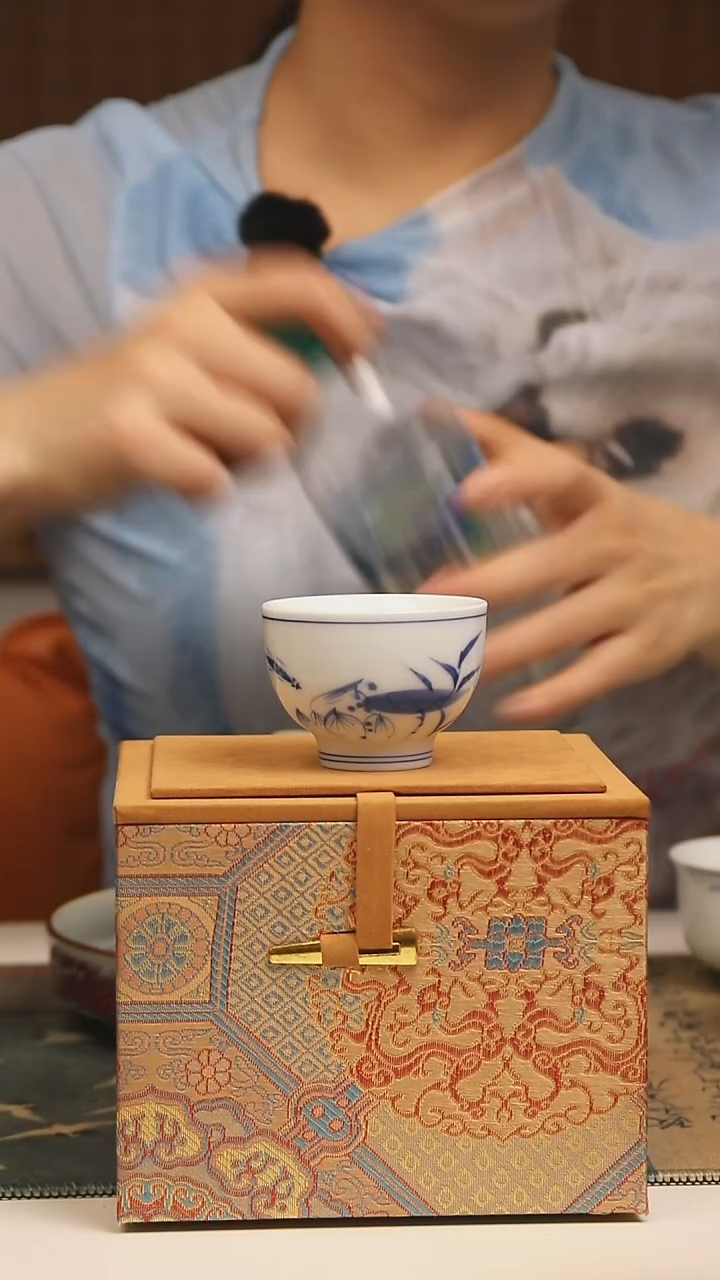 景德镇高温瓷鱼戏品茗杯