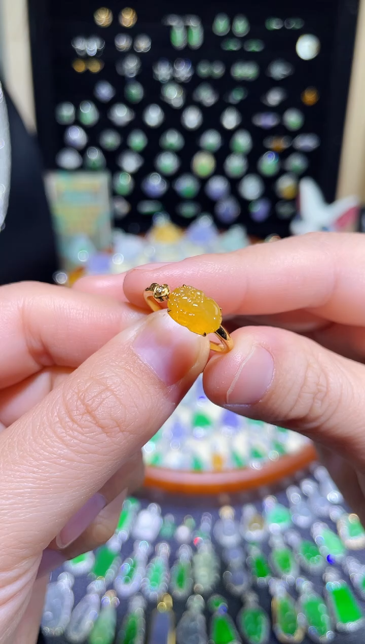 【闪购商品】翡翠颈饰18K金镶嵌高冰胶黄翡貔貅戒指