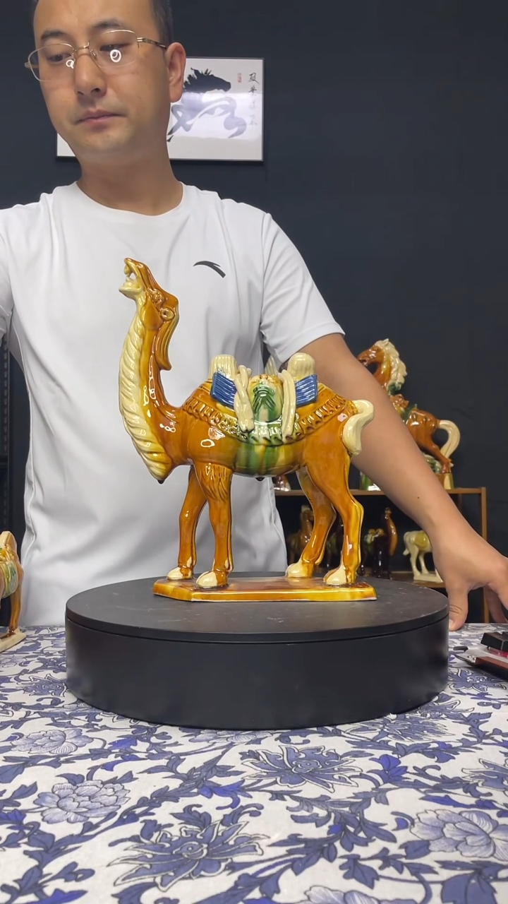 陶瓷满载而归驼黄色高32cm