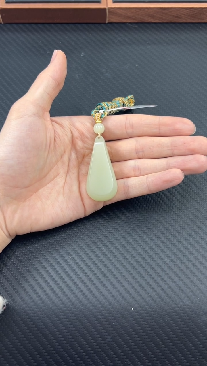 【闪购商品】和田玉吊坠(赠链)未镶嵌且末微色差迪克兰吊坠