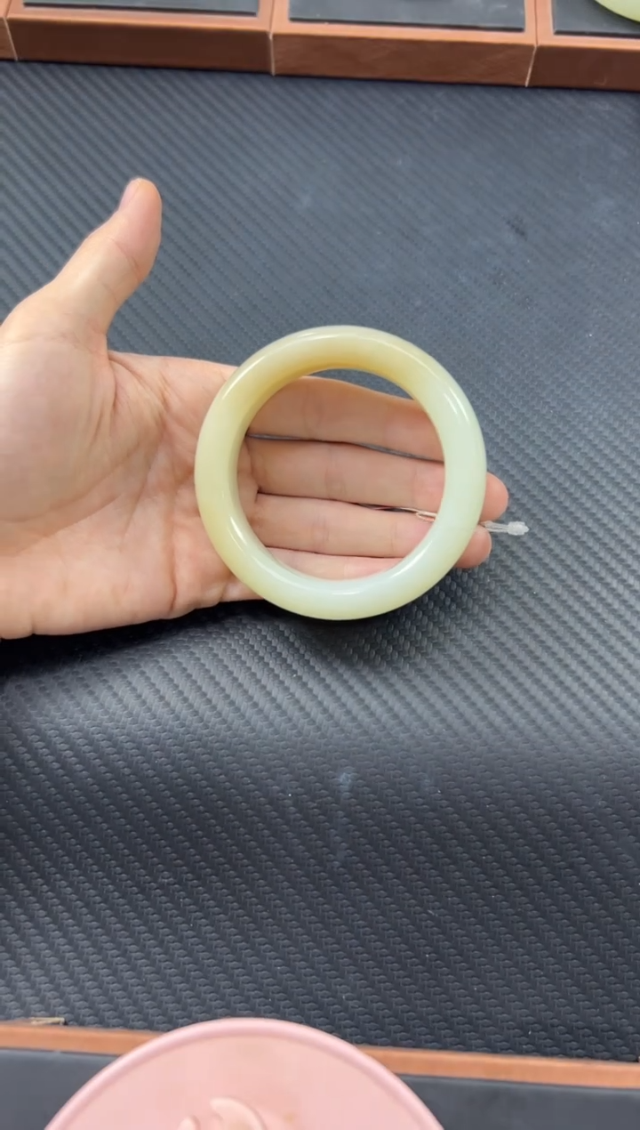 和田玉手镯未镶嵌且末金山微色差57+手镯