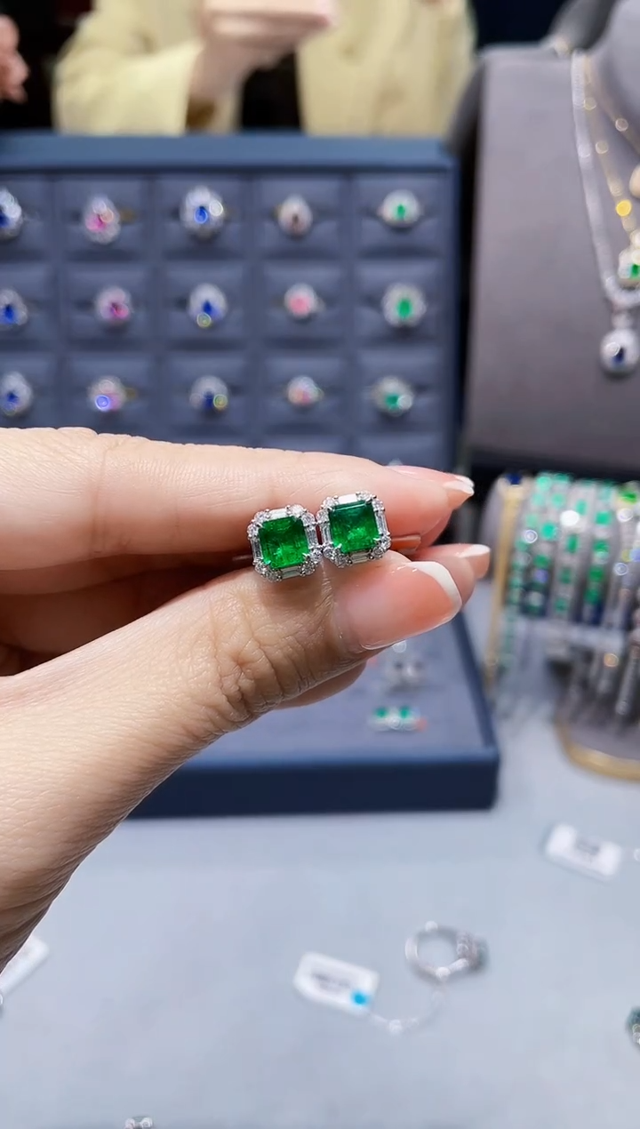 【闪购商品】祖母绿耳钉18K金镶嵌1.92克拉