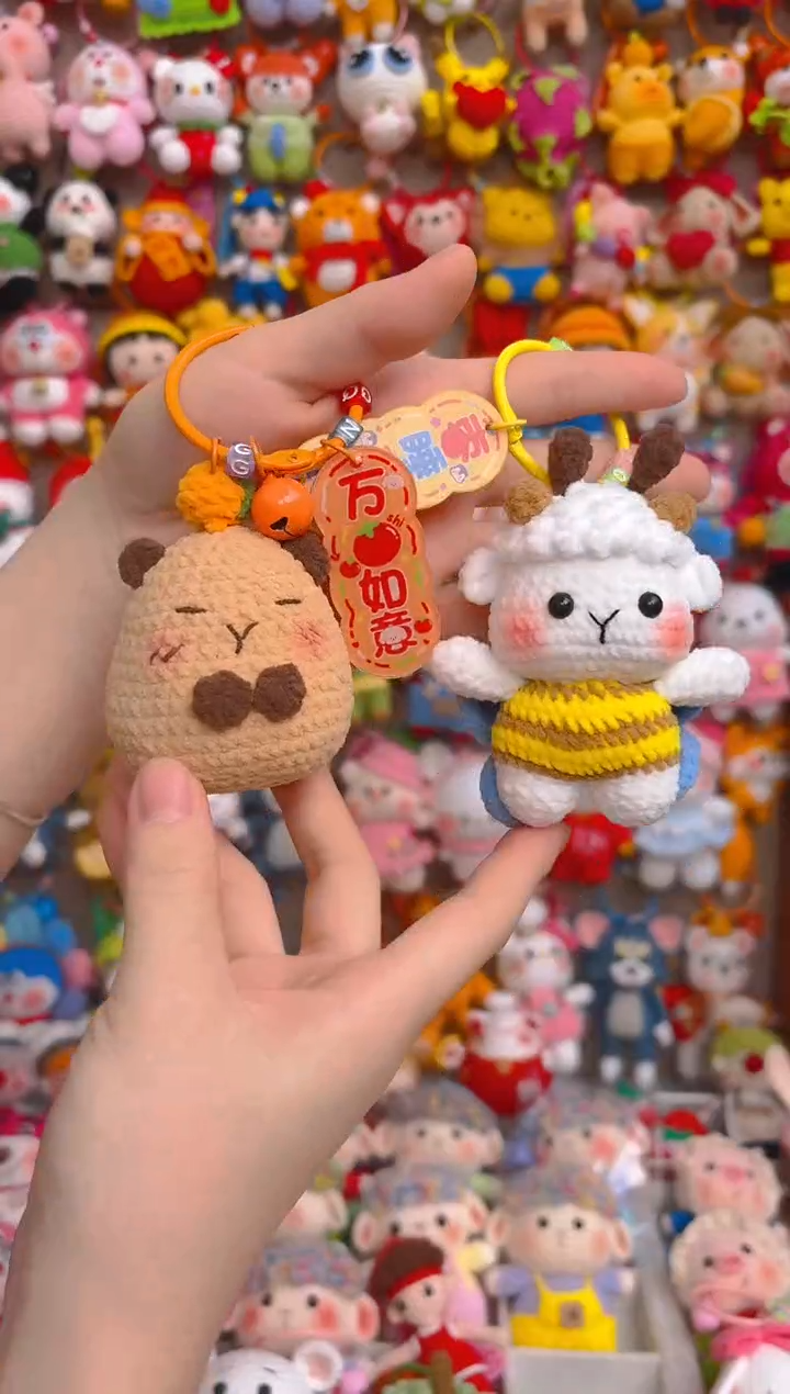 纯手工制作毛线钩织成品蜜蜂小羊，橘子卡皮巴拉