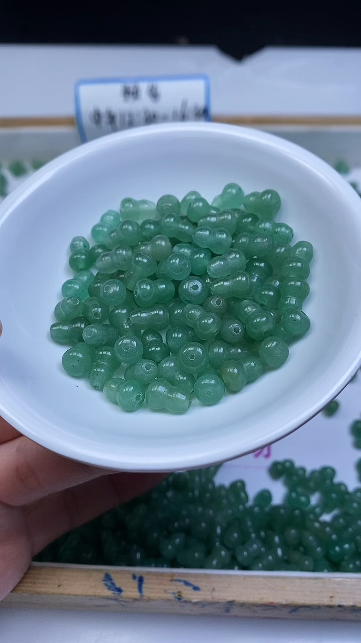 未镶嵌东陵石散珠D415 绿东陵葫芦6*9mm15颗5元