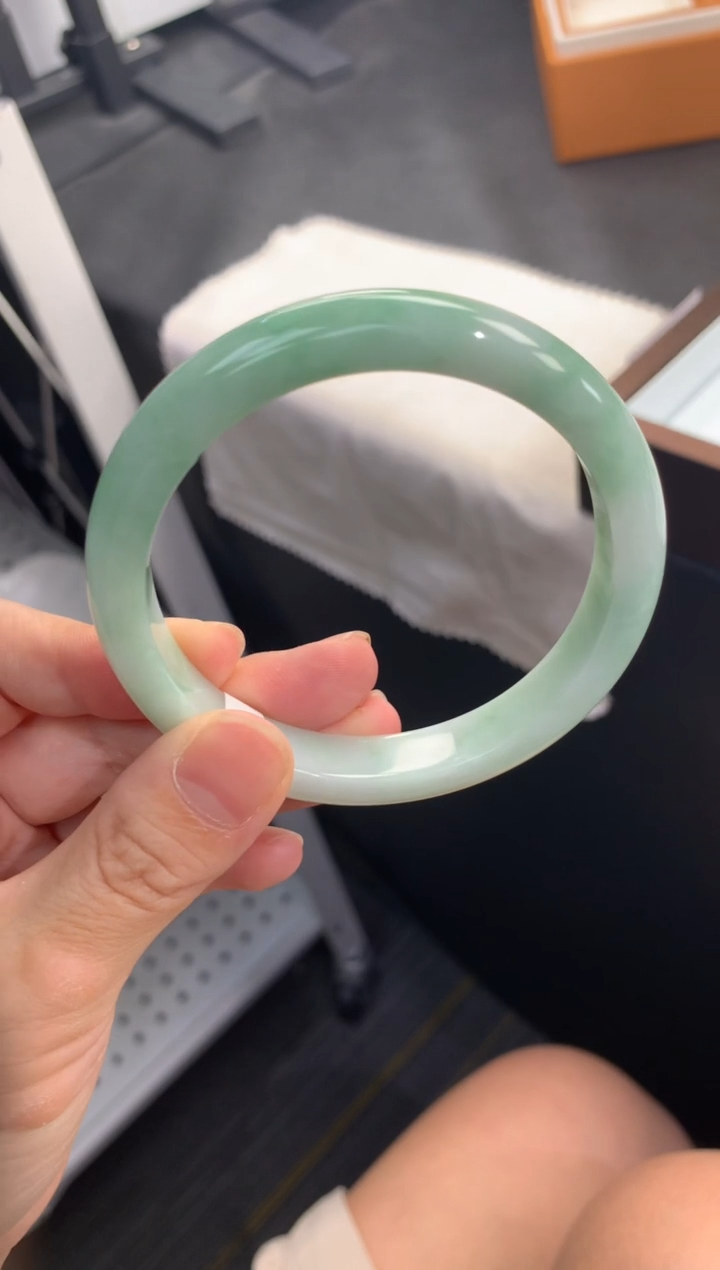 翡翠手镯未镶嵌..............