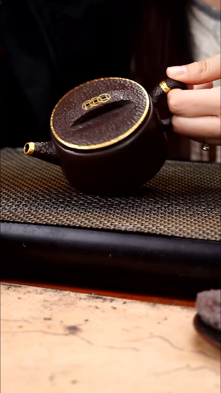 茶壶紫砂四号井茄皮紫泥描金锤纹汉瓦160cc