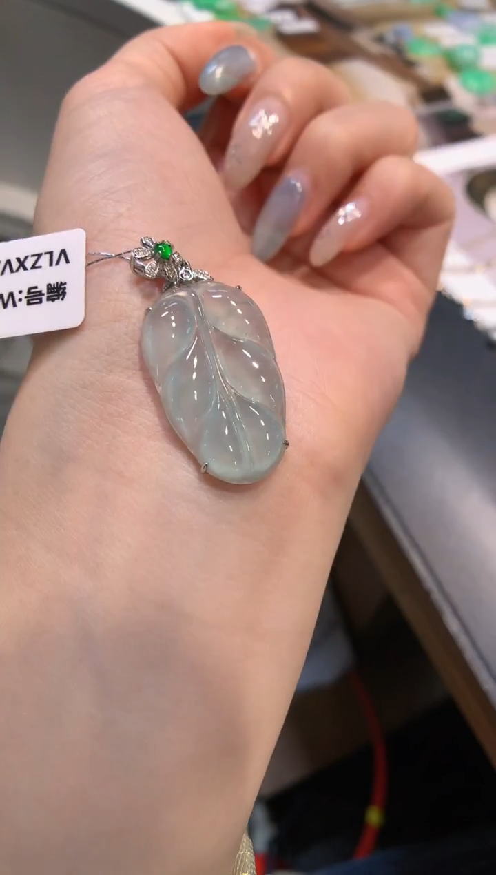 颈饰18K金镶嵌翡翠叶子