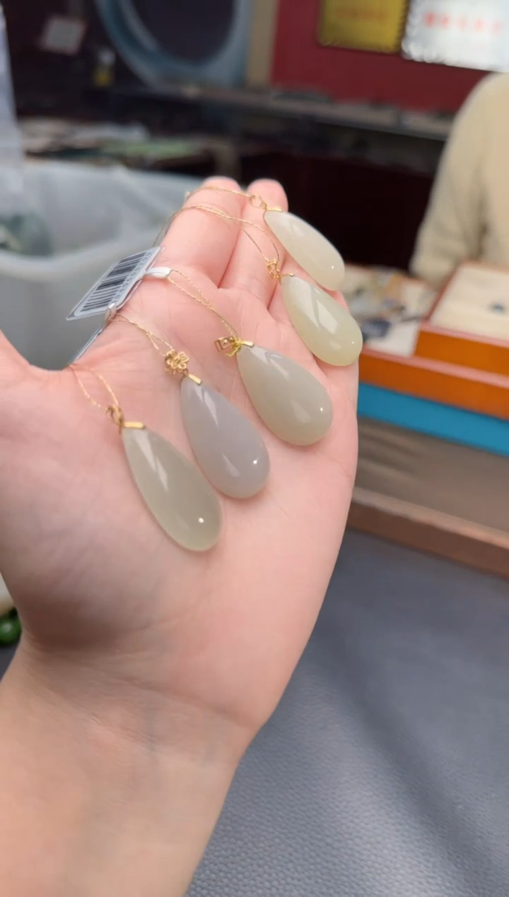 【闪购商品】和田玉颈饰18K金镶嵌和田玉水滴 多样性发货拍一发一