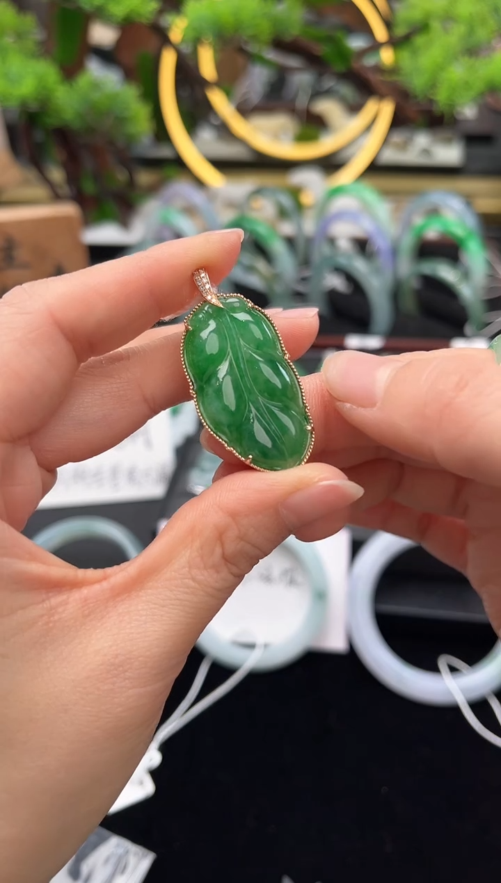 颈饰18K金镶嵌翡翠吊坠