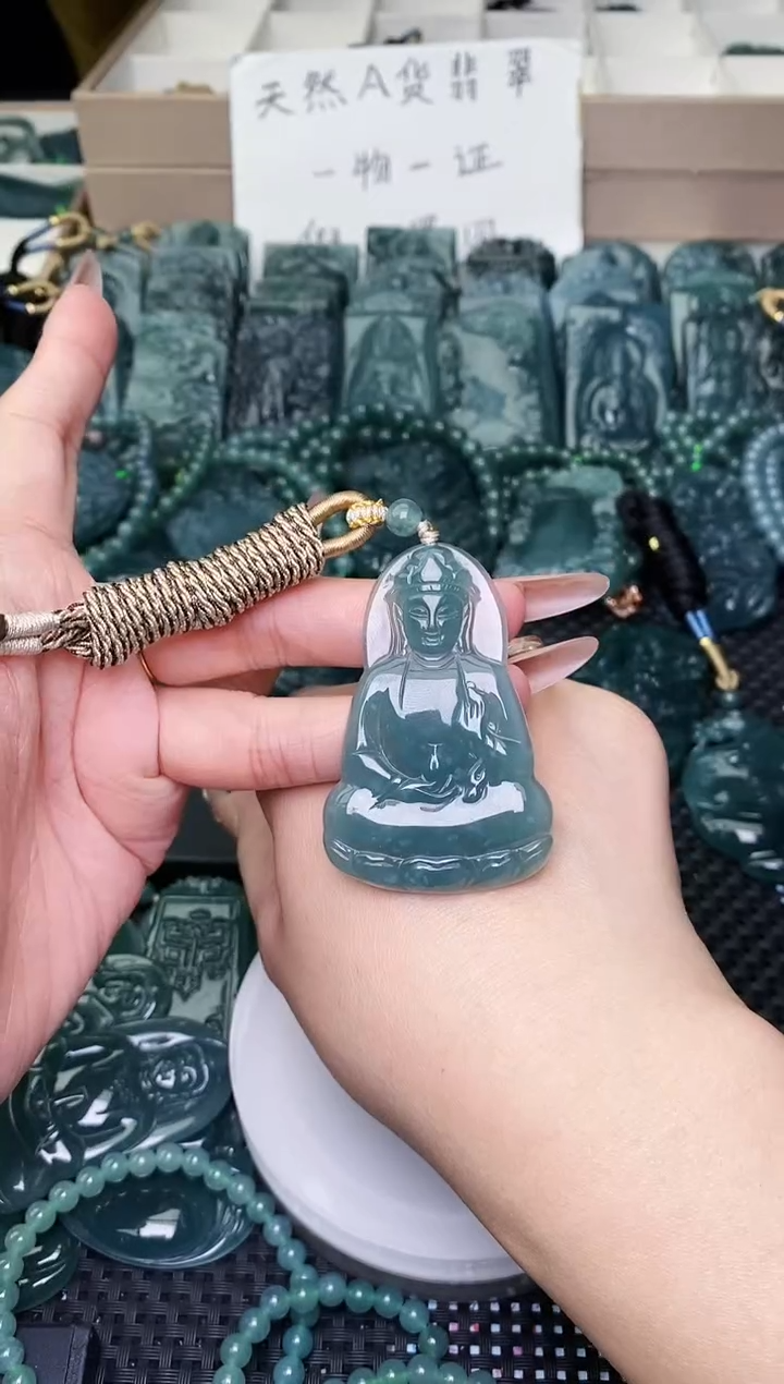 颈饰未镶嵌翡翠 